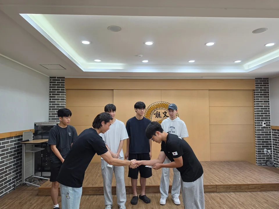 HI-SW 여름방학 캠프 활동을 마무리하는 모습