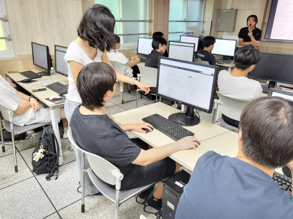 멘토와 함께 실습 내용을 살펴보는 학생들