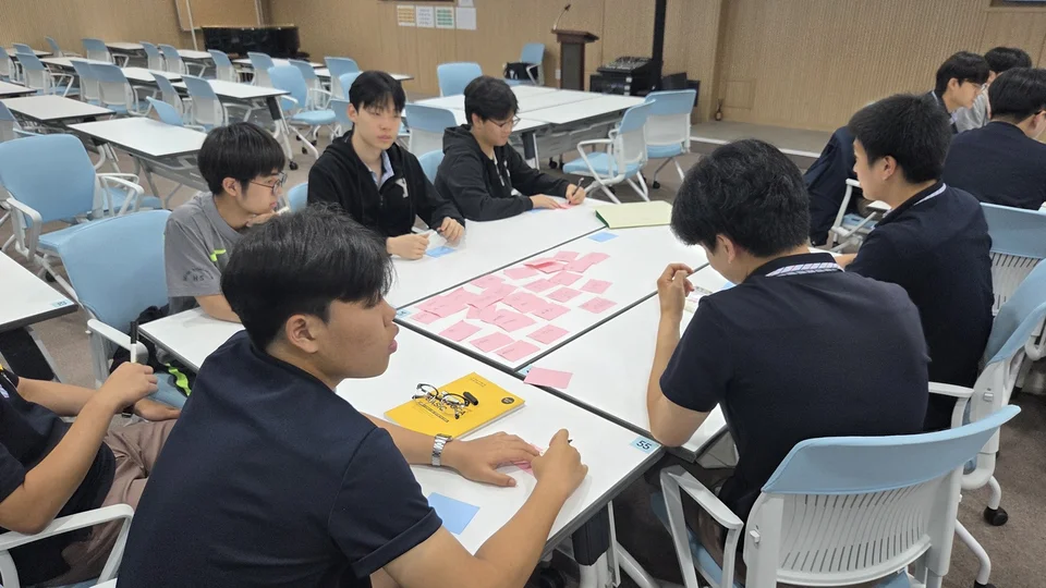 서로의 생각을 듣고 함께 의제를 정리하는 시간