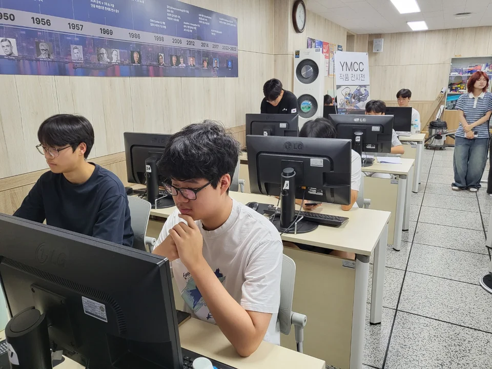 화면을 살펴보며 학습 과제를 수행하는 학생들