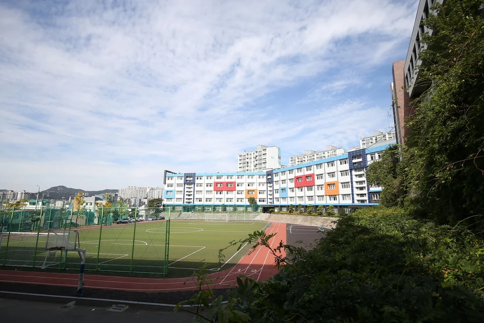 운동장과 함께하는 학교 풍경