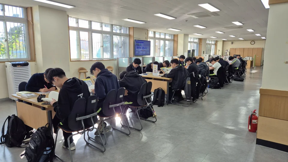 읽고 생각하며 독후활동지를 작성하는 시간
