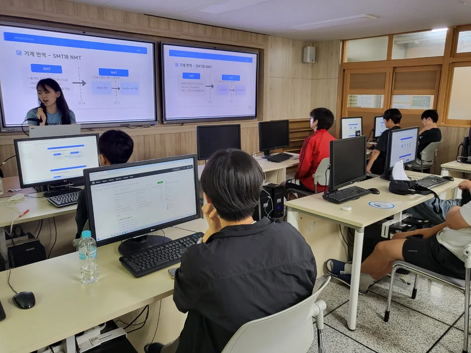 강의 화면과 함께 인공지능 내용을 배우는 모습