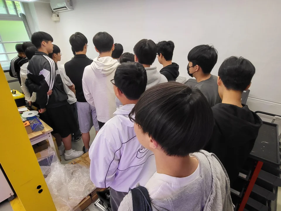 컴퓨터부 IF · 실습 장비를 함께 살펴보는 학생들