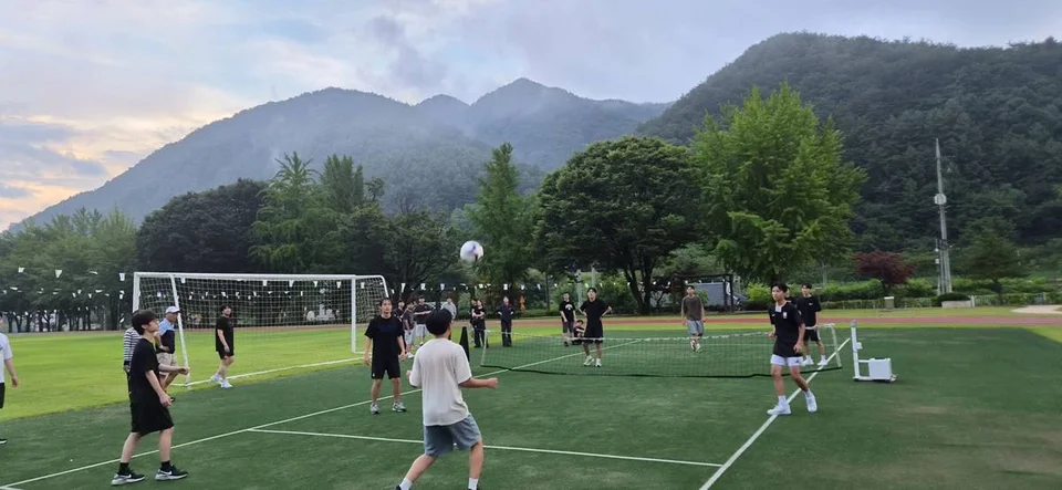 함께 뛰며 팀워크를 다지는 캠프 운동 시간