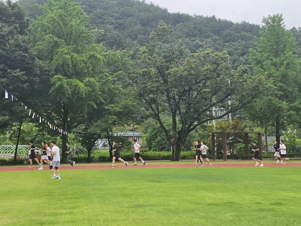 아침 달리기로 시작하는 캠프의 하루