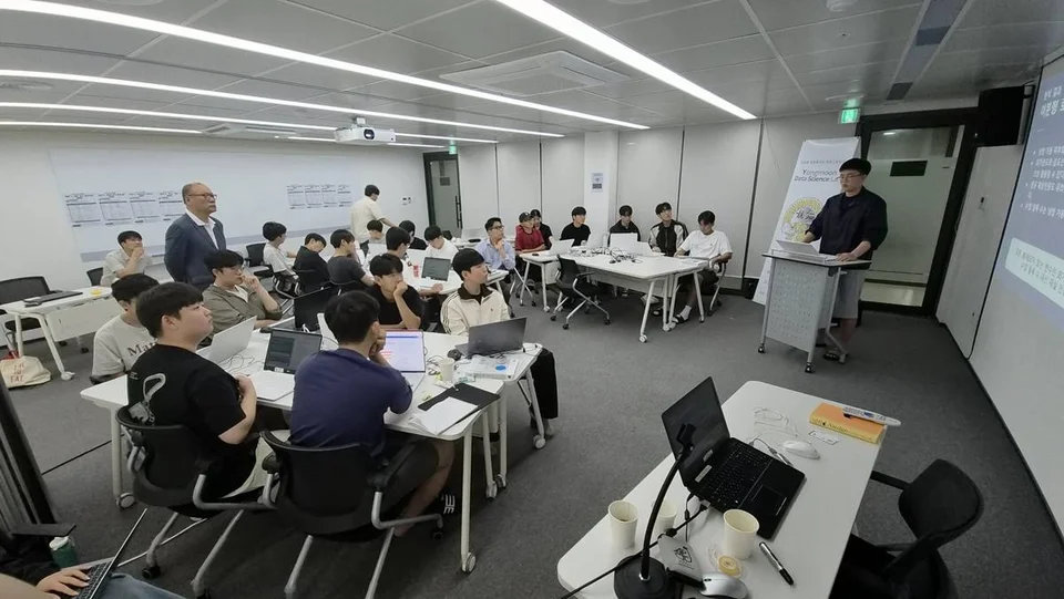 연구 결과를 공유하고 질문을 나누는 발표 시간