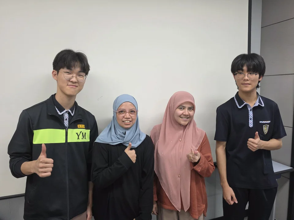 외국인 교사와 학생들이 함께한 국제문화교류 기념사진