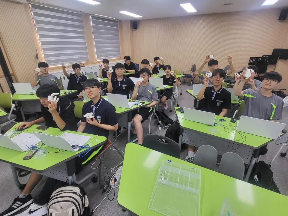 직접 만든 로봇 결과물을 함께 나누는 모습