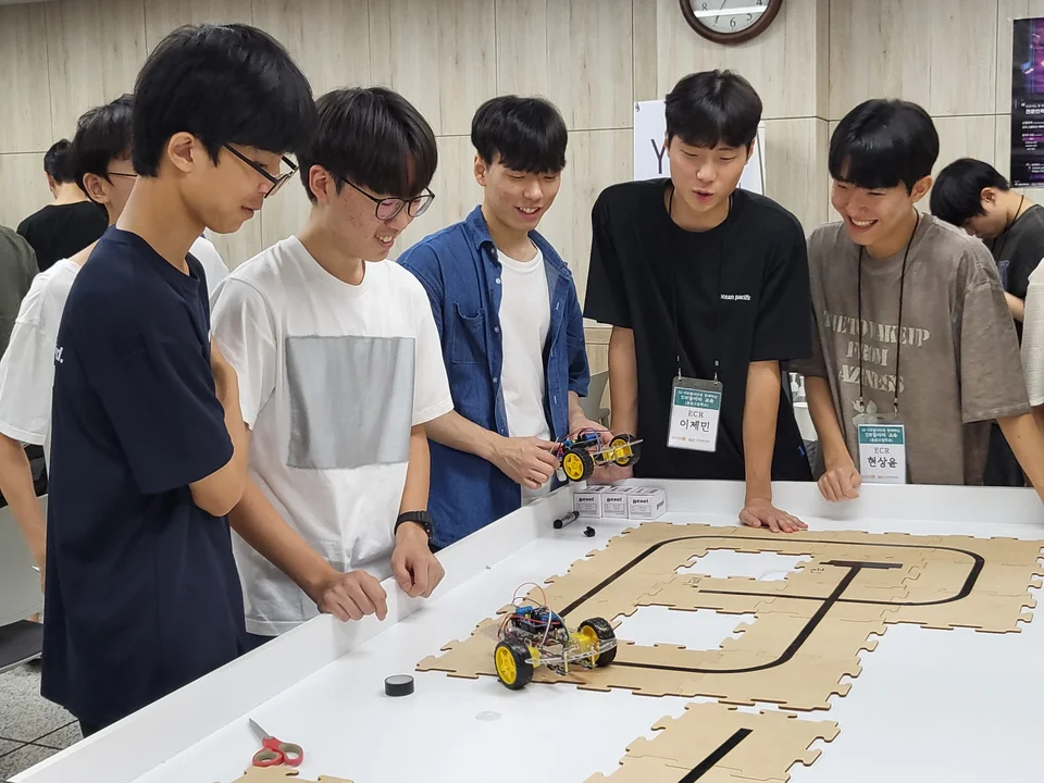 직접 제작한 라인트레이서로 주행을 시연하는 모습